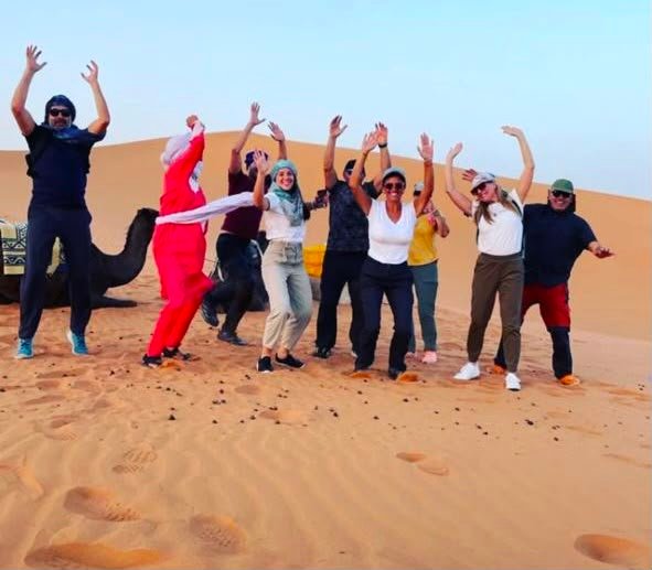 Grupo disfrutando del desierto de Marruecos